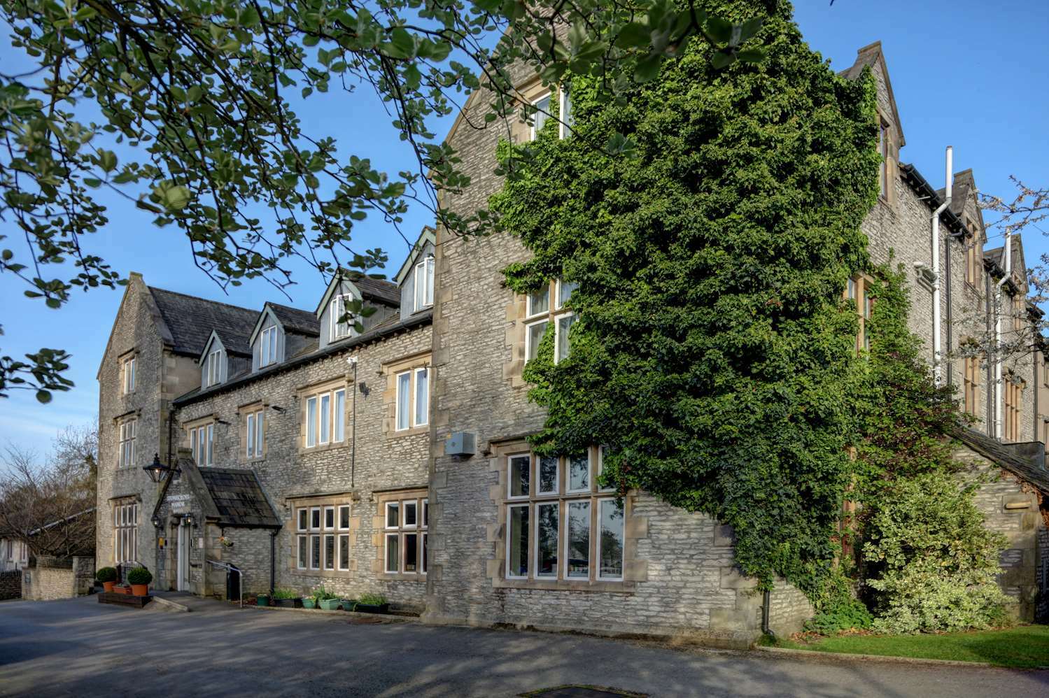 Stonecross Manor Hotel Kendal Exterior photo